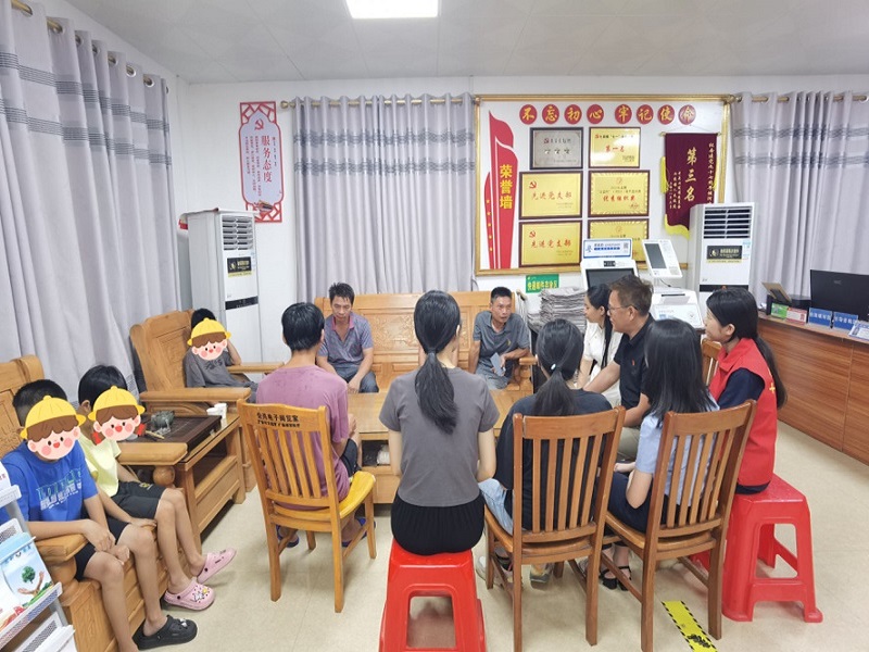 黨員、團(tuán)員干部和留守兒童親切交談3.jpg